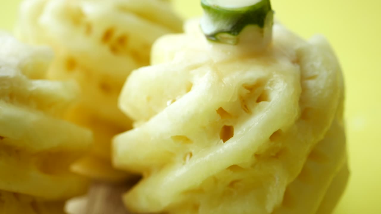 노란색 바탕에 파인애플 조각