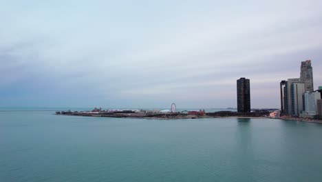 Vista-Aérea-Del-Lago-Michigan-De-Chicago-Con-La-Famosa-Vista-Del-Muelle-De-La-Marina