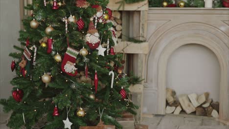 árbol de navidad decorado junto a la chimenea