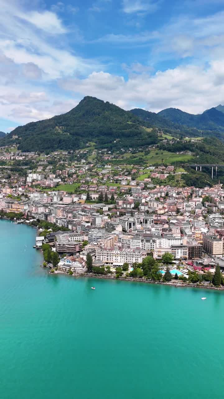 Vista aerea di Montreux, città svizzera sulle rive del Lago di Ginevra con le Alpi sullo sfondo