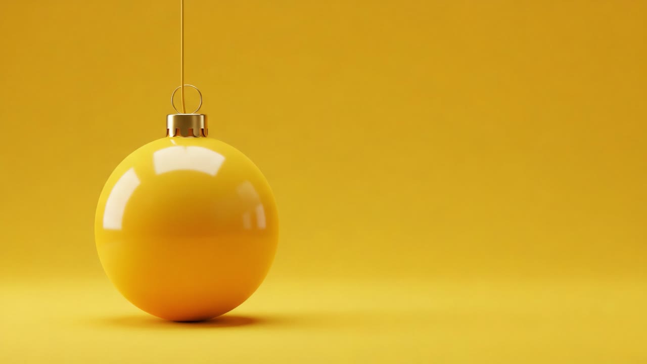 Leuchtend gelbe Kugel vor einem kräftigen gelben Hintergrund, die die schlichte Eleganz der Weihnachtsdekoration für saisonale Feiern oder festliche Momente hervorhebt
