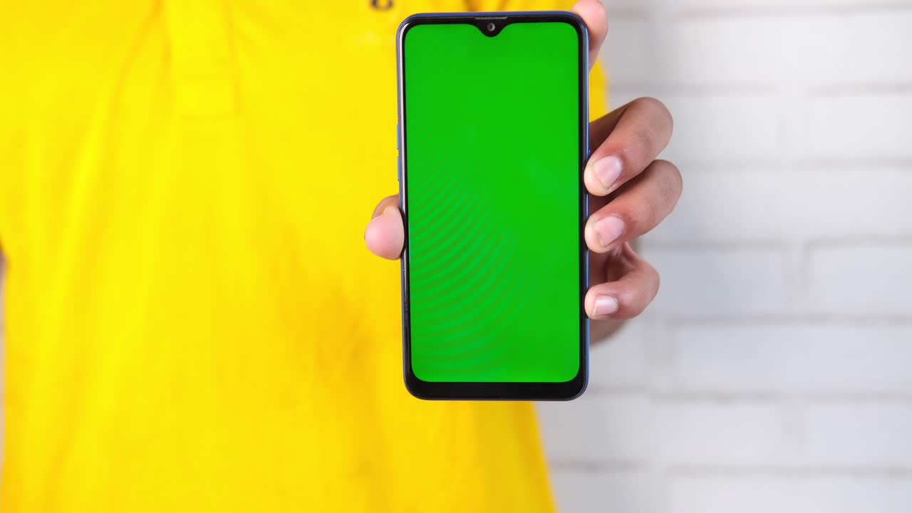 persona que sostiene un teléfono inteligente con pantalla verde