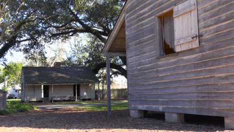 las cabañas de madera utilizadas por los esclavos siguen en pie en una plantación en el sur profundo 4