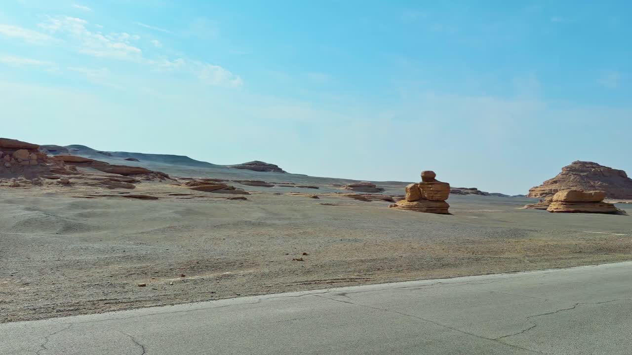 Yardang, formazioni rocciose uniche erose dal vento nel Parco nazionale geologico di Dunhuang Yardang, nella provincia di Gansu, in Cina. Ripresa panoramica