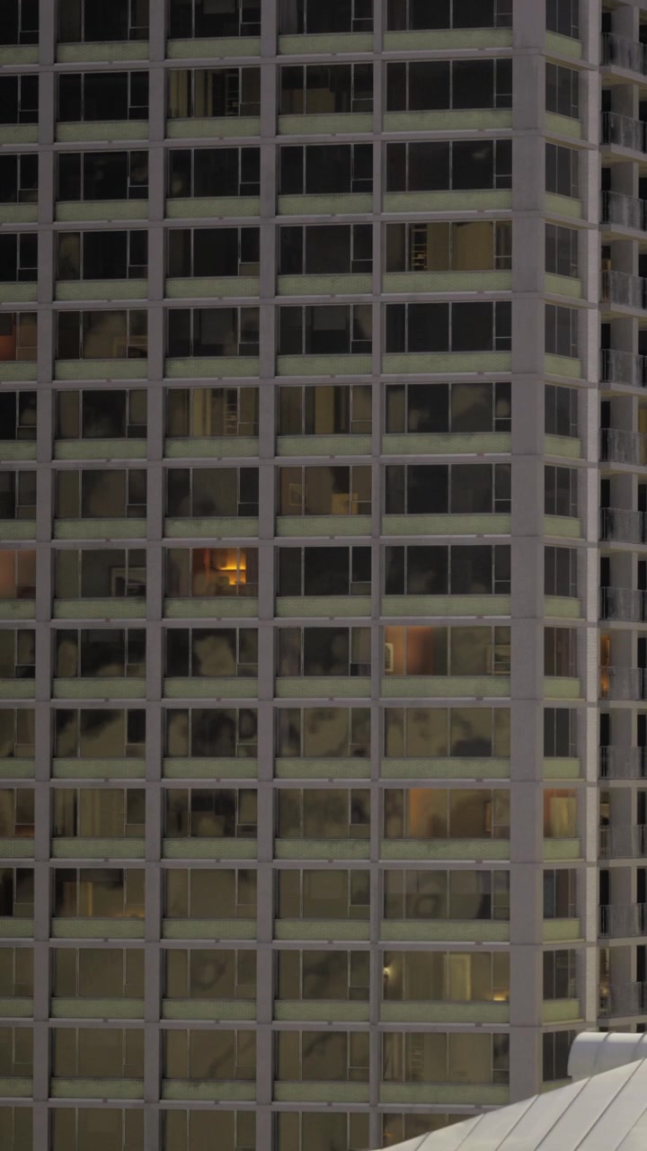 Edificios con las luces encendidas durante la noche en una ciudad.