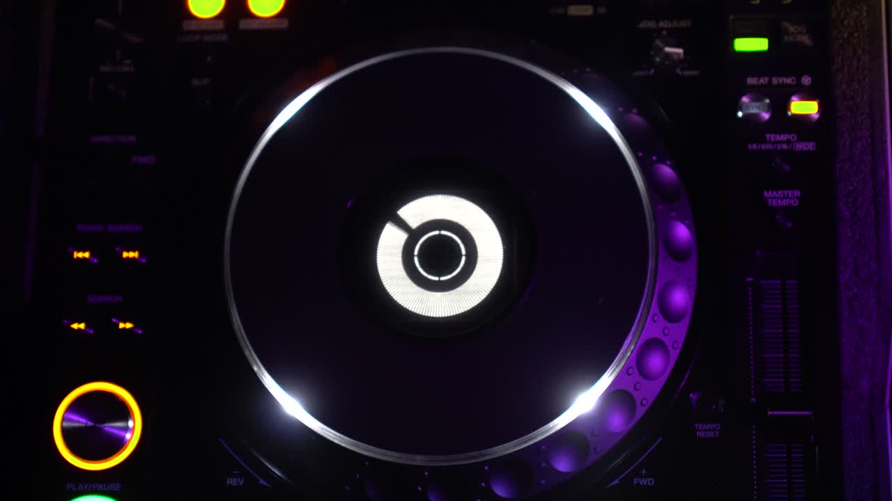 junto con la mesa giratoria y el mezclador de dj