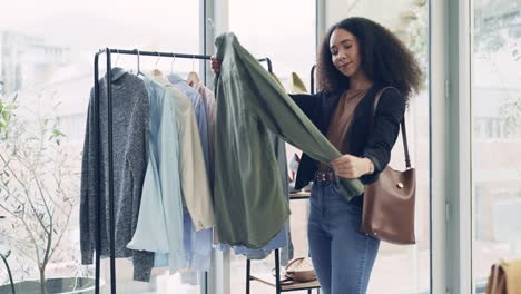 moda, compras y camisa con mujer en la tienda