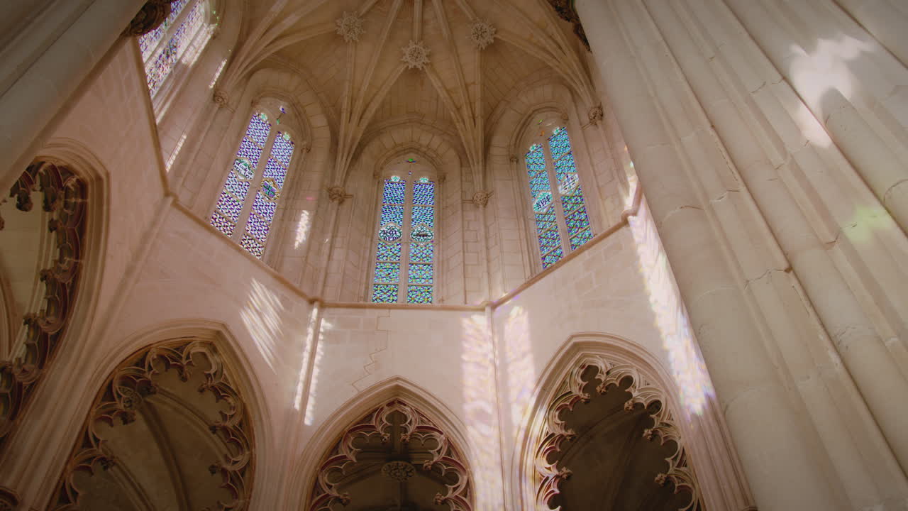 바탈라 수도원 아름다운 고 ⁇  양식의  ⁇ 과 스테인드 글래스 건축 세부 사항 포르투갈 중앙에서 기발 넓은  ⁇