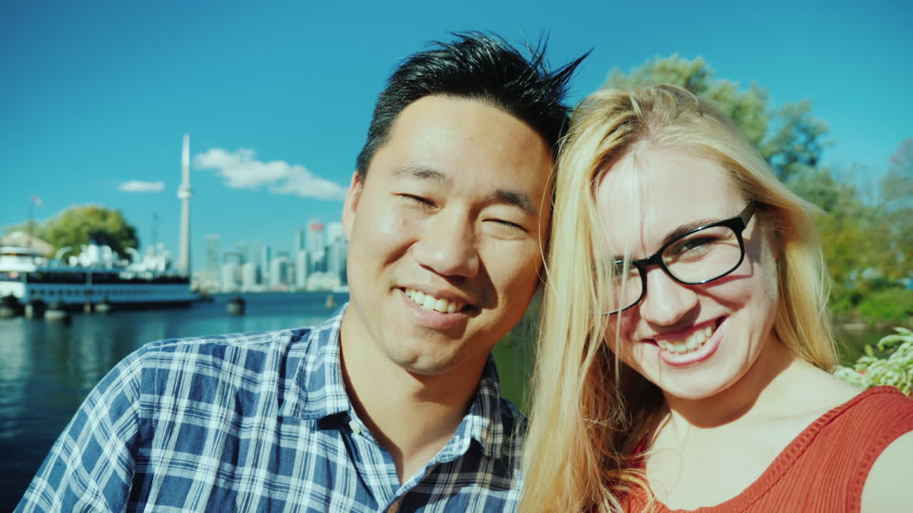 토론토 pov에서 셀카를 찍는 커플