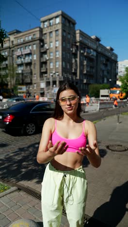 mujer elegante en la calle de la ciudad