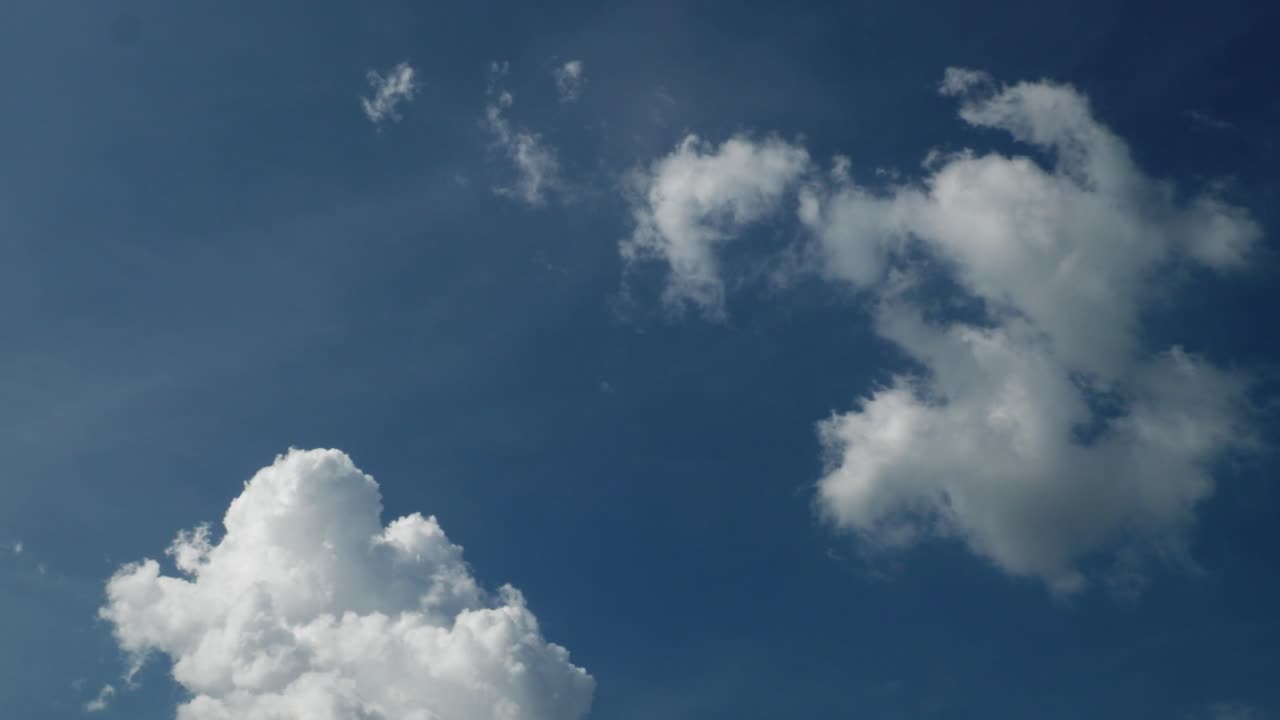 구름과 햇빛이 있는 맑고 푸른 하늘