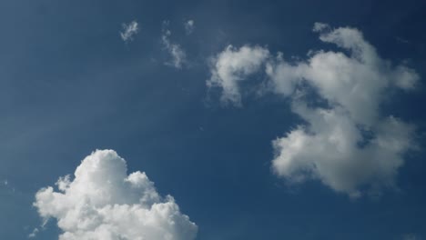 cielo azul claro con nubes y luz solar