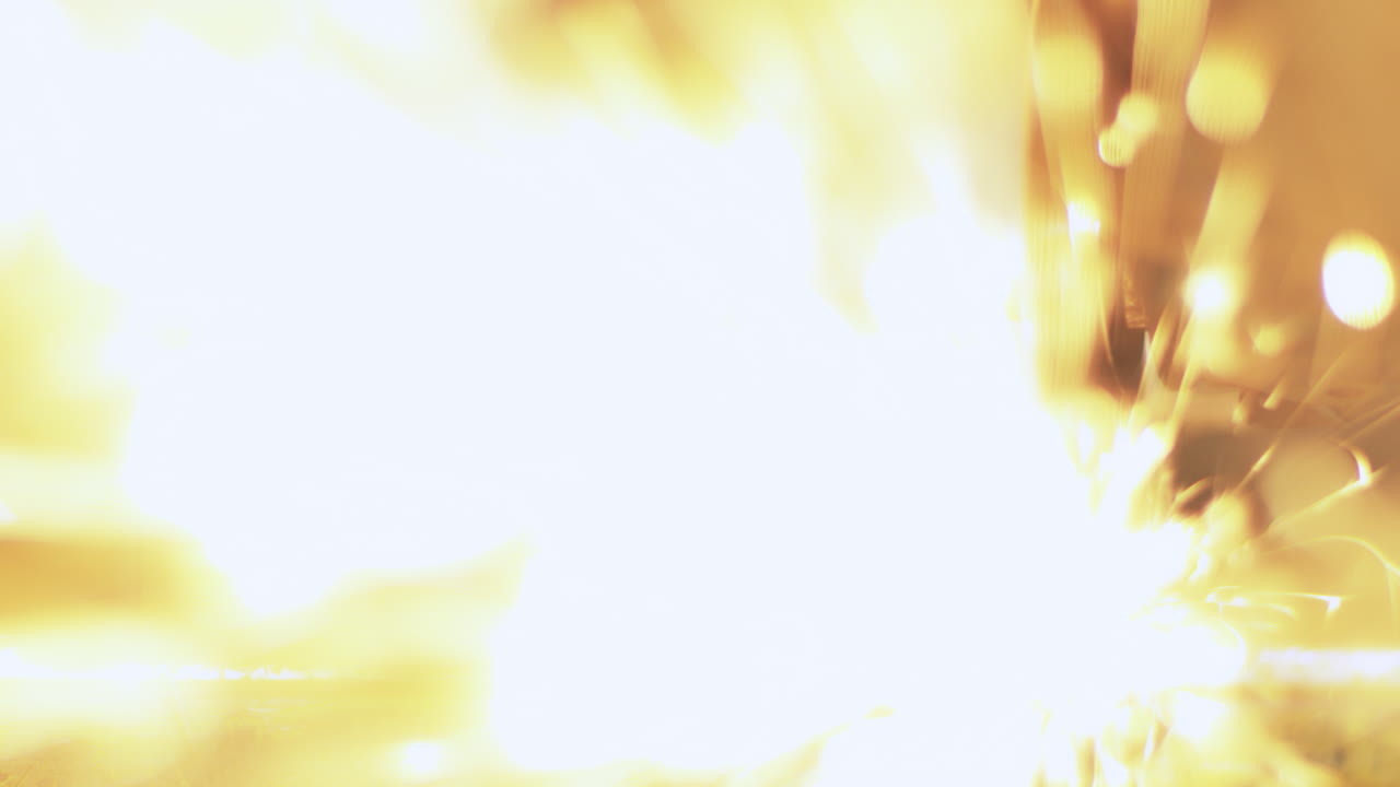 공장에서  ⁇ 는 기계로 금속을 절단하는 기계, 작업장에서 금속 가공