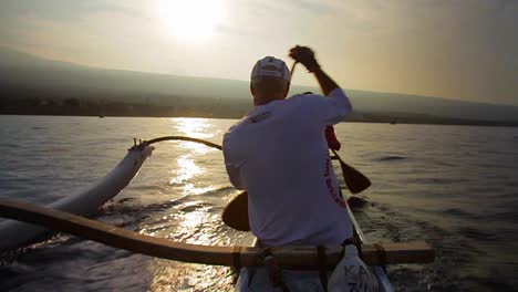 Cámara-Lenta-De-Kayaks-O-Estabilizadores-Remando-Hacia-El-Atardecer