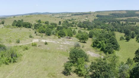 Vista-Aérea-Panorámica-De-Personas-Caminando-Hacia-El-Dolmen-Cerca-Del-Pueblo-De-Hlyabovo-En-Topolovgrad,-Bulgaria