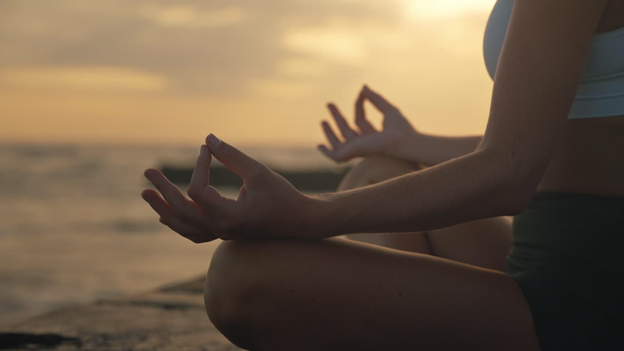 primer plano de manos femeninas durante el yoga, pose de mano gyan mudra para la paz mental
