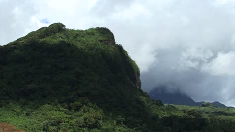 Monte-Tapioi-Cubierto-De-Nubes,-Raiatea,-Islas-De-La-Sociedad,-Polinesia-Francesa