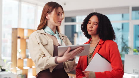 dos mujeres de negocios en discusión