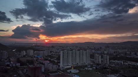 Zeitraffer-Des-Sonnenuntergangs-über-Regenbator-In-Der-Mongolei.-Gebäudelandschaft