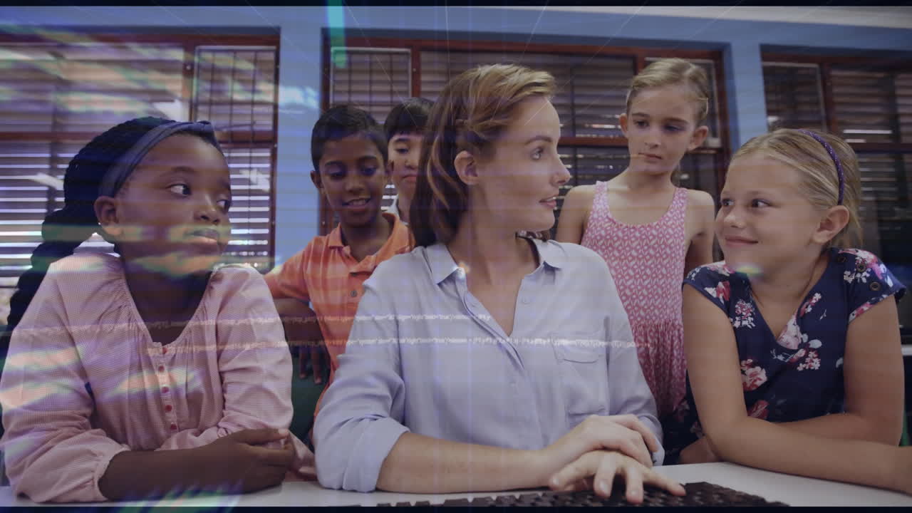 다양한 어린이와 교실의 교사에 대한 컴퓨터 코드 애니메이션