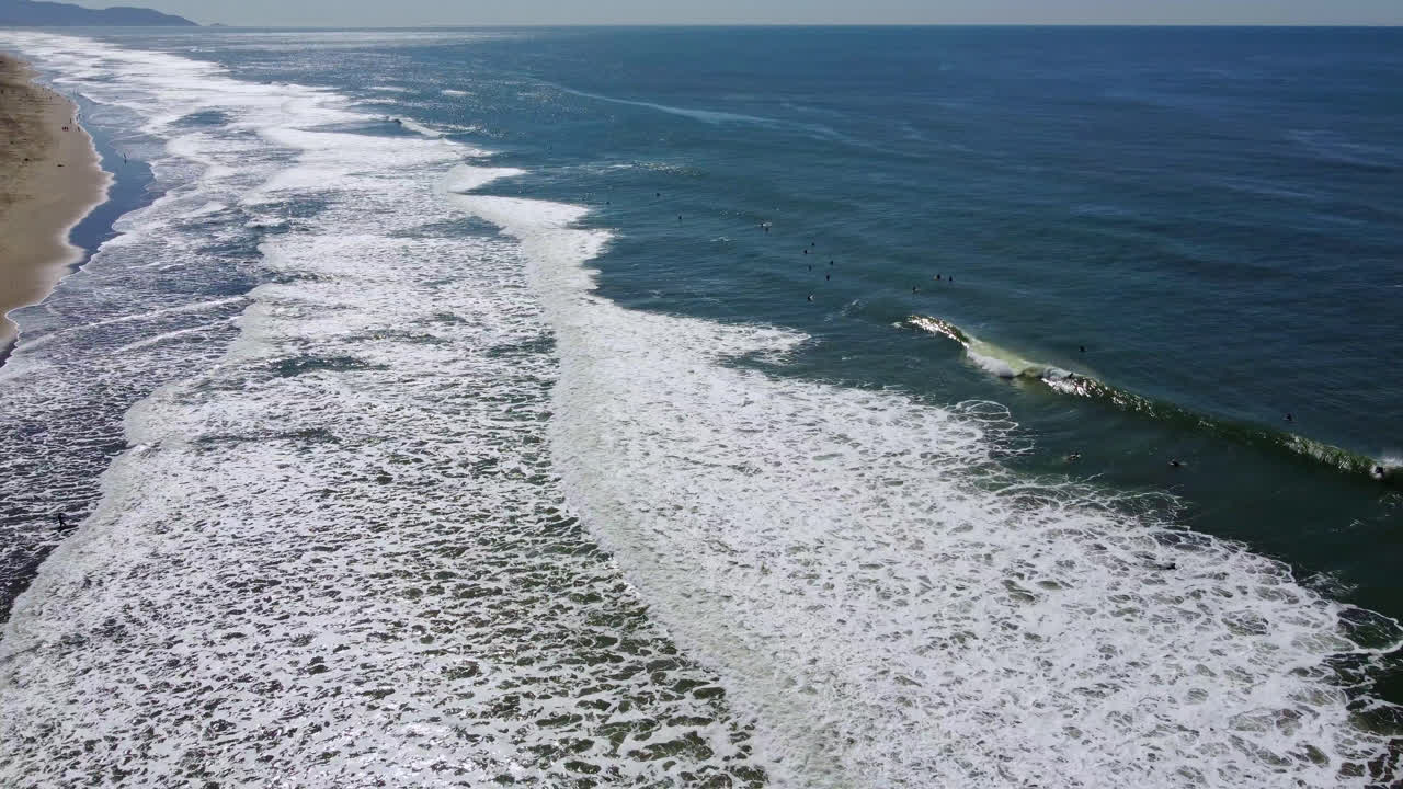 aguas turquesas de la playa del océano golpeando suavemente la costa arenosa en san francisco, california