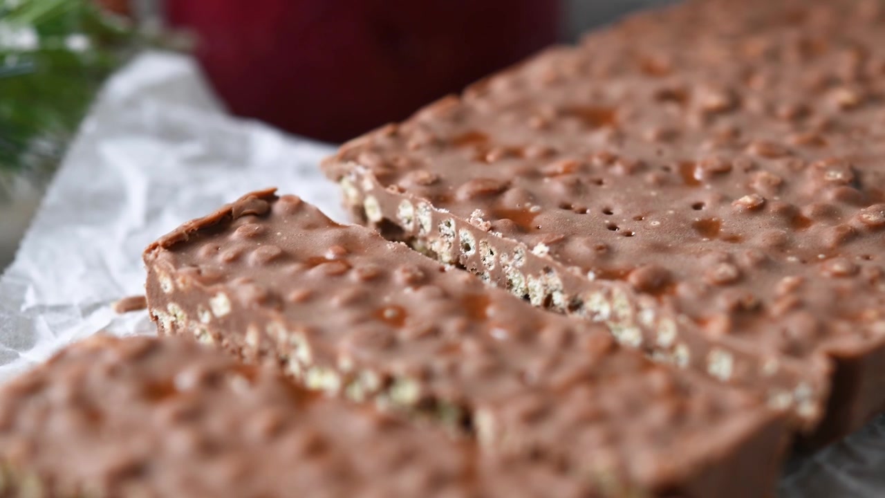 Pezzi tradizionali di torrone al cioccolato natalizio