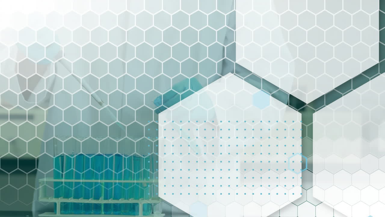 animación de hexágonos y procesamiento de datos científicos sobre científico masculino en el laboratorio