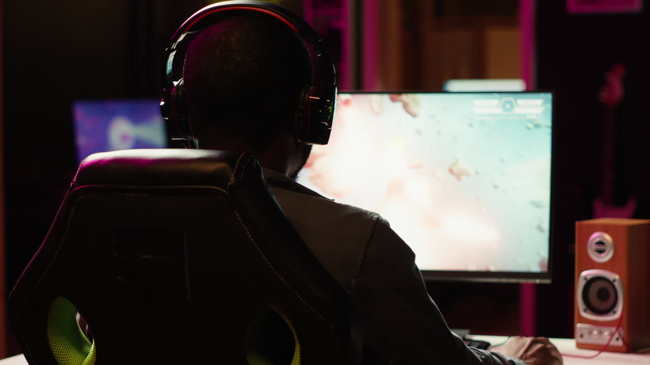 Uomo che usa le cuffie per giocare a videogiochi spaziali online con gli amici