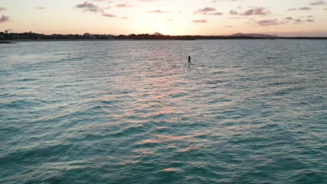 Cámara-Moviéndose-Dentro-Y-Sobre-Una-Toma-De-Paddleboarder-Desde-Un-Mavic-2-Pro