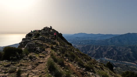 Toma-En-Movimiento-De-4k-De-La-última-Parte-De-La-Caminata-De-Montaña-En-La-Concha,-Marbella,-España