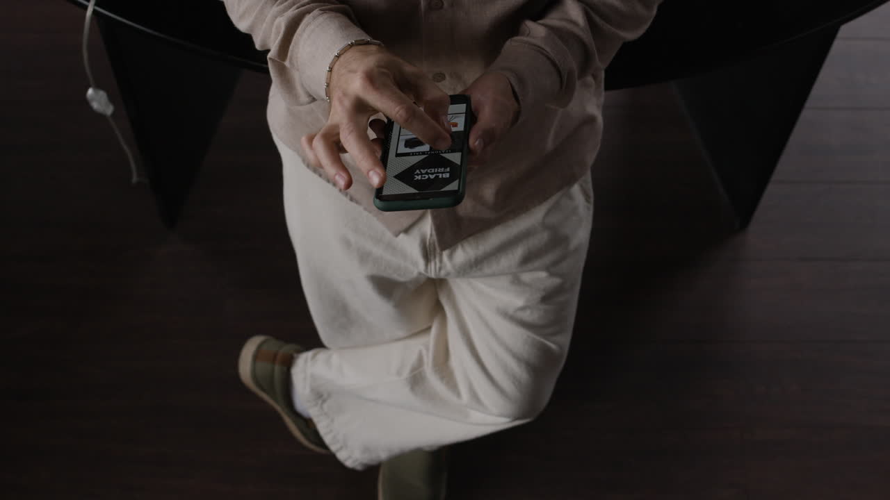 una persona con un teléfono inteligente