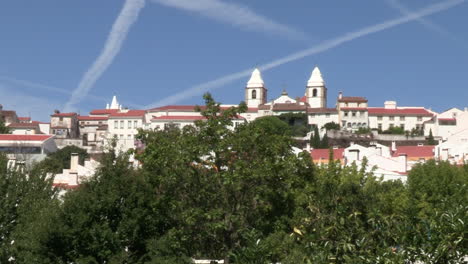 Blick-über-Das-Castelo-De-Vide-Mit-Den-Türmen-Der-Kirche-Sta-Maria-Da-Devesa