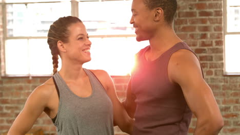 pareja en forma en el gimnasio de crossfit