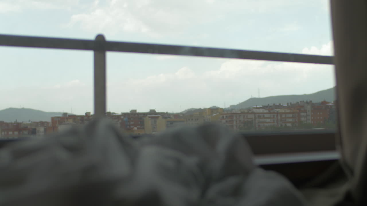 창문 에 있는 침대 위에 어진 담요