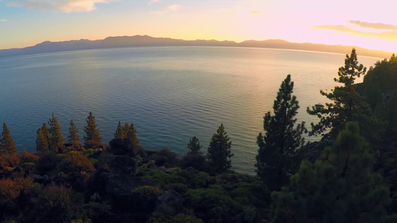 una hermosa toma aérea al amanecer sobre el lago tahoe