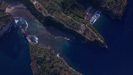 drone volando hacia adelante por encima de la playa de atuh