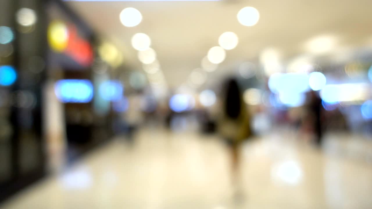 쇼핑몰에서 사람들의 흐릿한