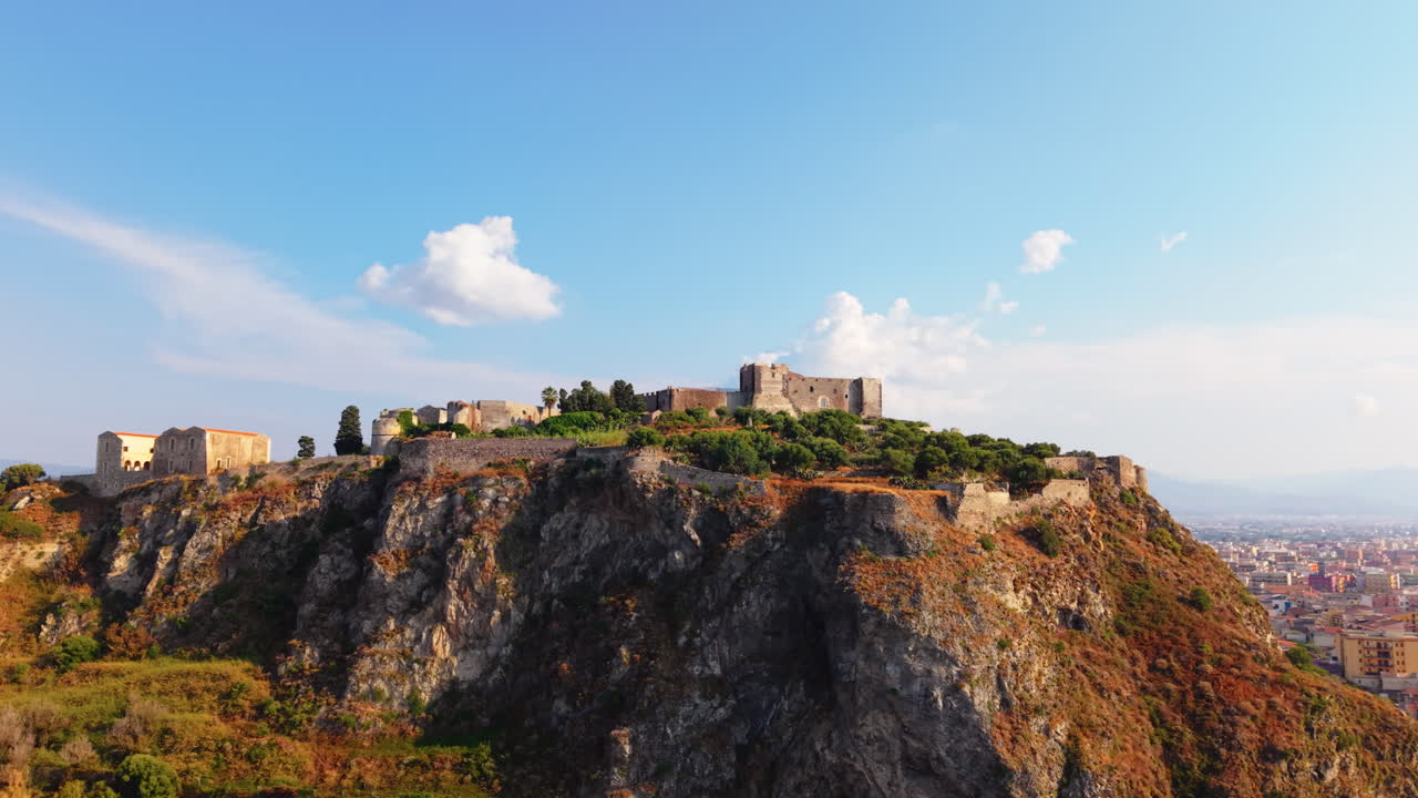 Panoramica aerea di un castello storico su scogliera in Sicilia, Italia, città europea, natura.