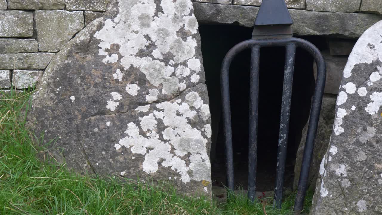 L'antico ingresso della tomba sulla collina di Tara, in Irlanda, evoca mistero e storia