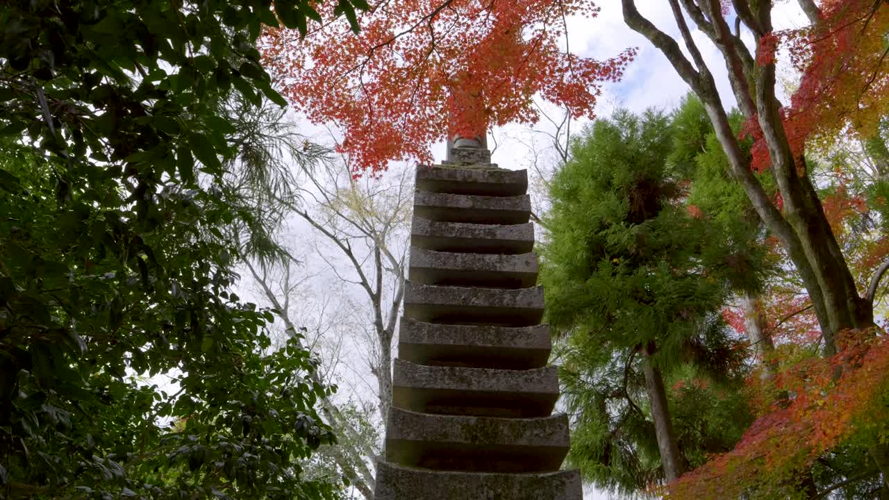 가을의 색에 일본 풍경 정원 내부의 아름다운 돌 기둥