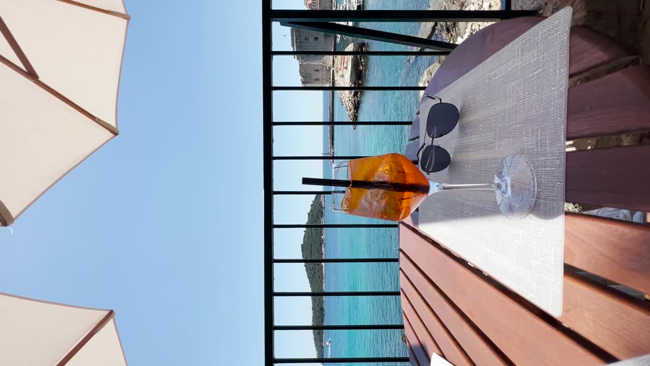 크로아티아 두브로브니크의 구시가지 근처에 있는 차가운 칵테일 아페롤 스프리츠 와인 잔