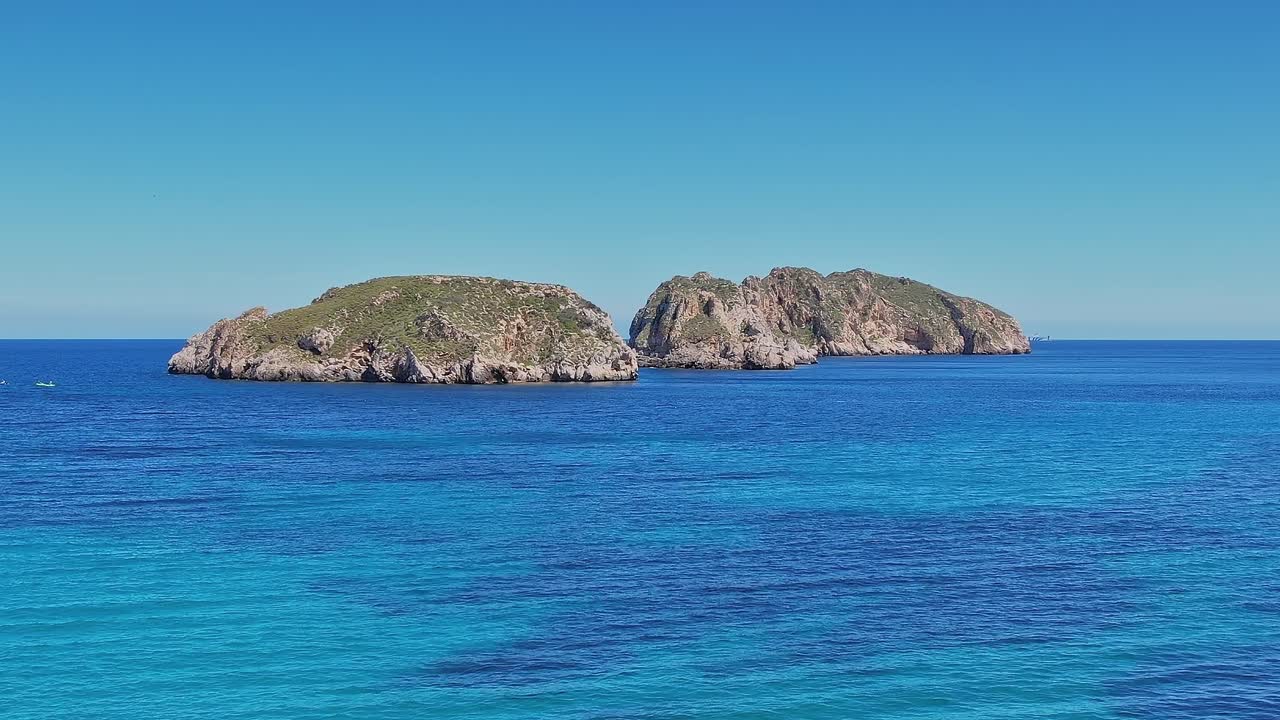 Vista di due isole nelle acque cristalline di Maiorca, in Spagna