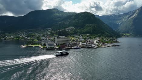 Express-Katamaran-Kommt-Im-Epischen-Dorf-Balestrand-Im-Norwegischen-Sognefjord-An---Sommerliche-Panorama-Luftaufnahme