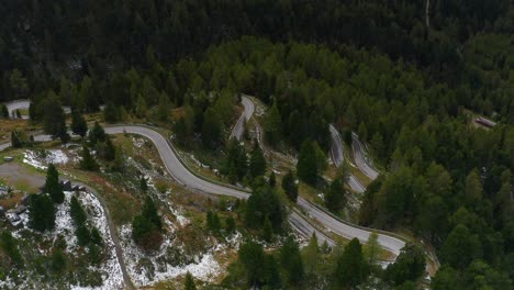 Drohnenflug-über-Kurvenreiche-Waldstraße,-Schöne-Und-Ruhige-Umgebung-Für-Ein-Kinoerlebnis