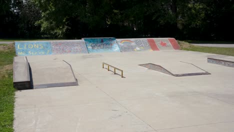 Ein-Spaziergang-Durch-Einen-Skatepark-An-Einem-Sonnigen-Tag-In-Mount-Brydges-In-London,-Ontario