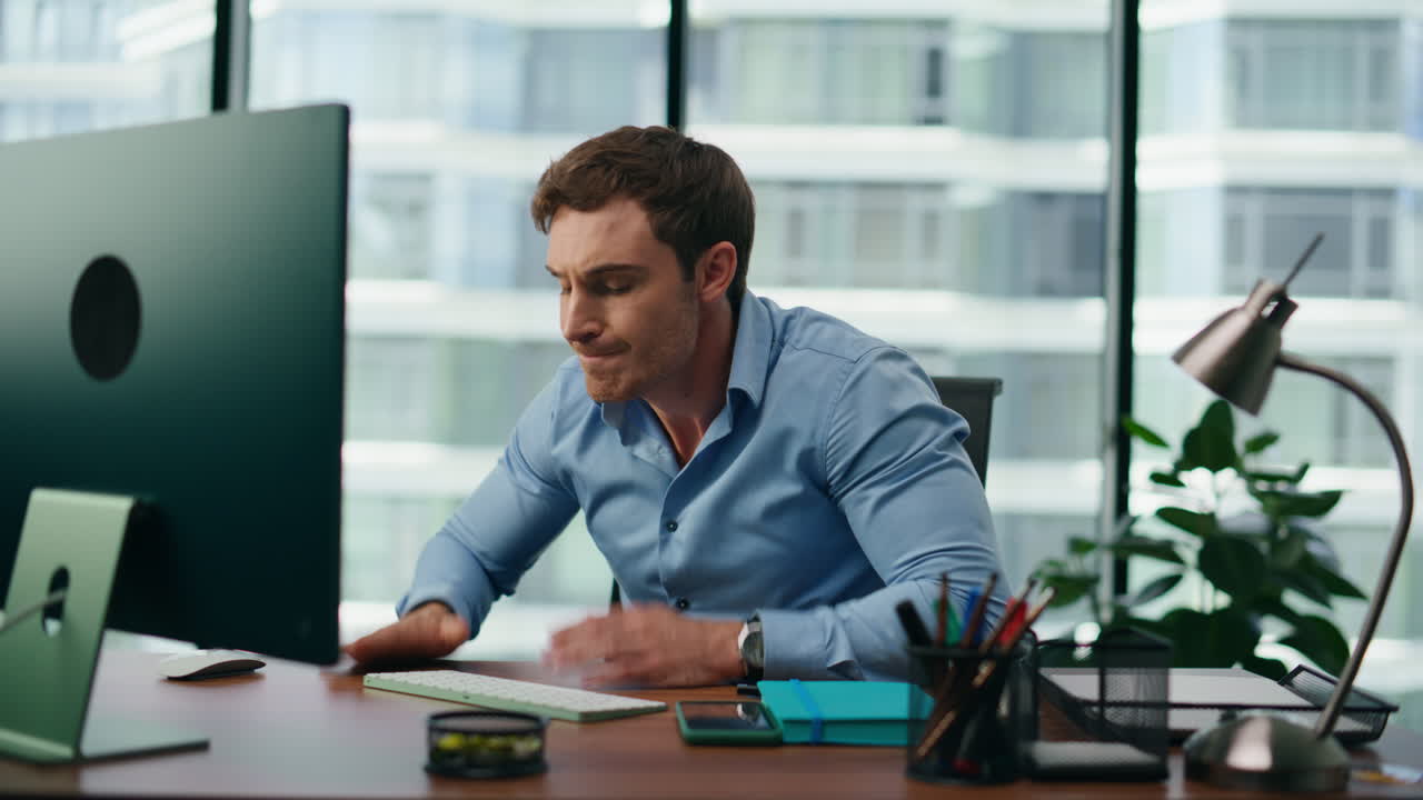 el gerente de oficina enojado leyendo malas noticias en la computadora de cerca. concepto de crisis.