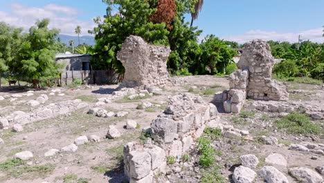 tumba medieval del cacique enriquillo durante un día soleado en azua, república dominicana