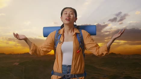 mujer caminando por las montañas al atardecer