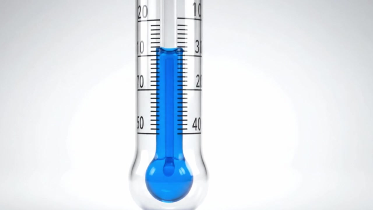 Una vista ravvicinata di un termometro di vetro con un liquido blu, che misura le temperature con precisione da livelli bassi a livelli alti distinti.