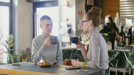 dos amigas disfrutando del café.